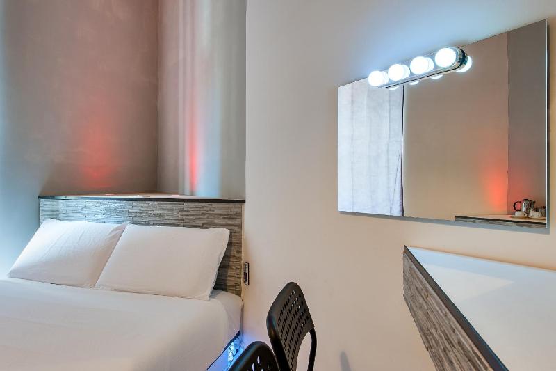 Deluxe Double Room image 3