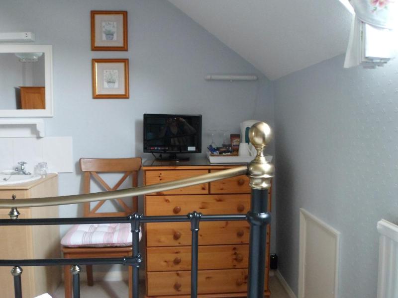 Double Room with Shared Bathroom image 2