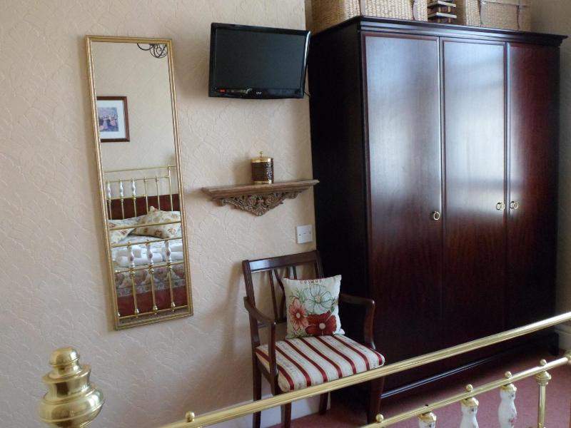 Large Twin Room image 2