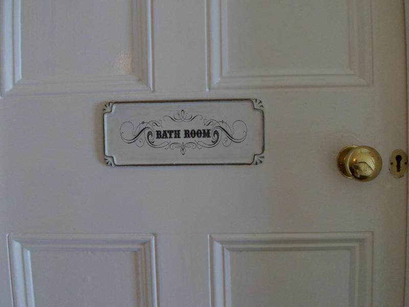 Twin Room with Shared Bathroom image 2