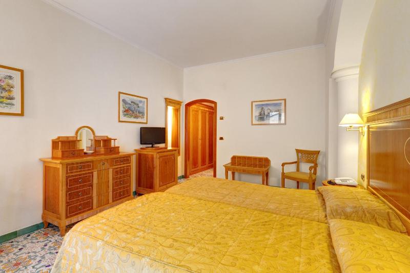 Quadruple Room image 3