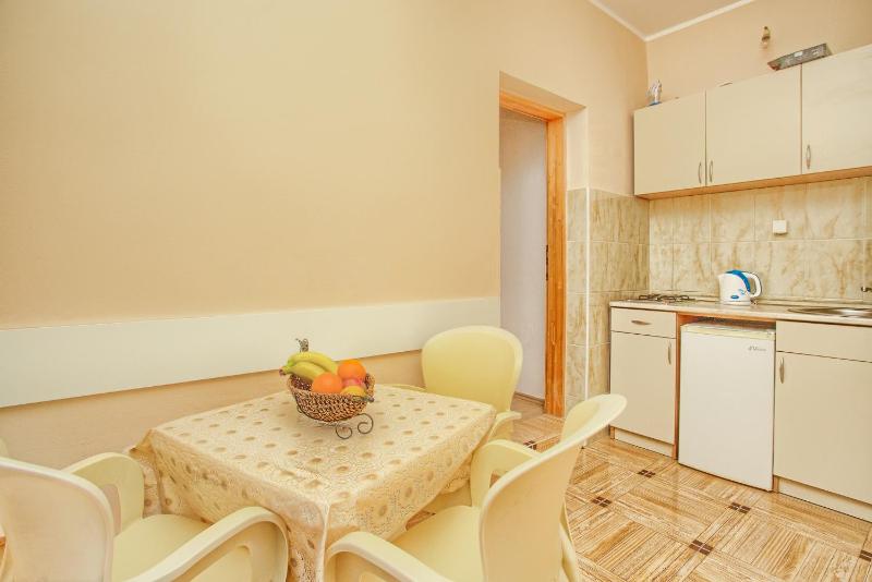 One-Bedroom Apartment with Garden View image 3