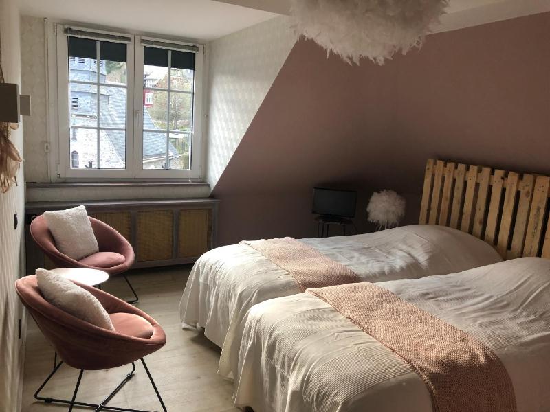 Small Twin Room image 2
