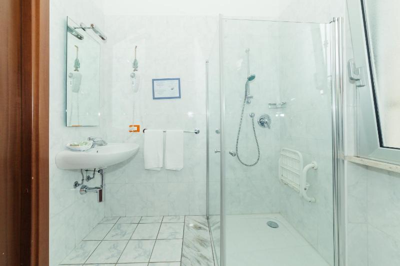 One-Bedroom Apartment (5 Adults) image 3