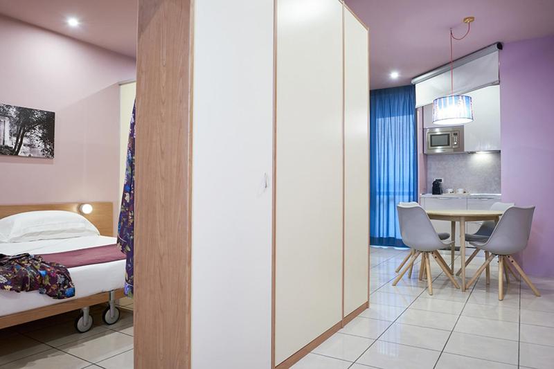 Large Deluxe Studio image 4