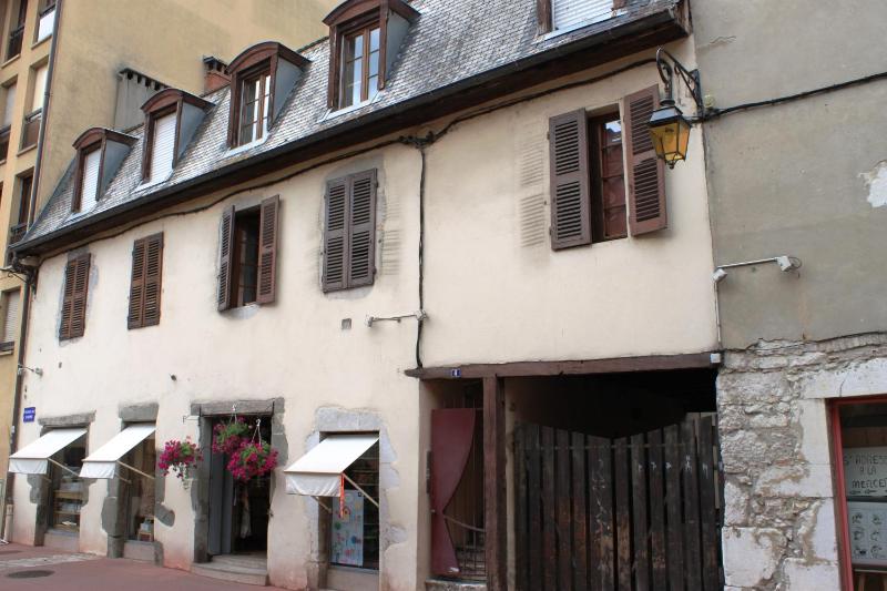 Bâtiment historique le long du canal du Thiou - zone piétonne au calme - Historic building along Thiou Canal - image 10