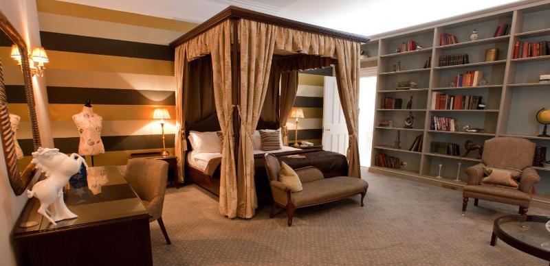 Deluxe King Suite with Four-Poster Bed image 4
