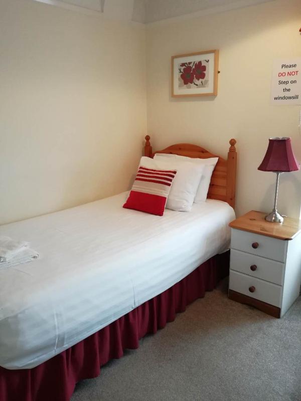 Standard Triple Room image 2