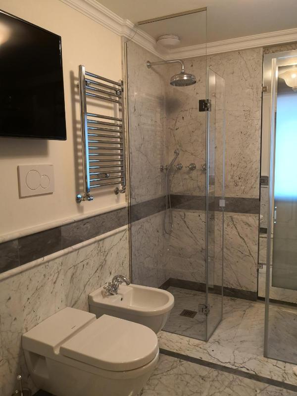 Superior King Room with Canal View image 2