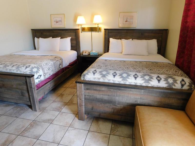 Queen Room with Two Queen Beds image 2