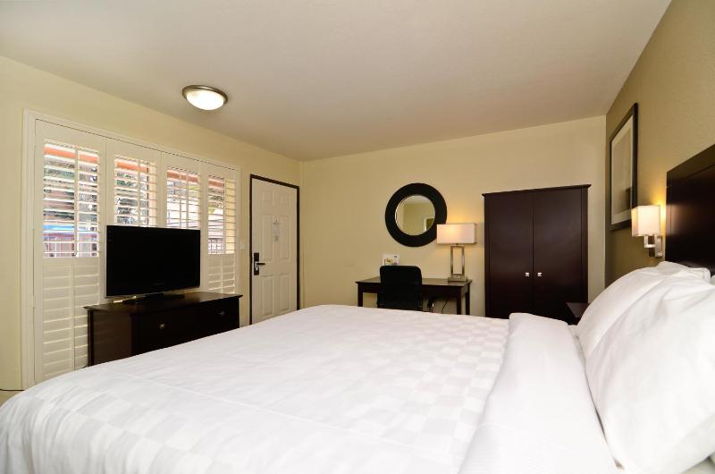 Queen Room - Non-Smoking image 3