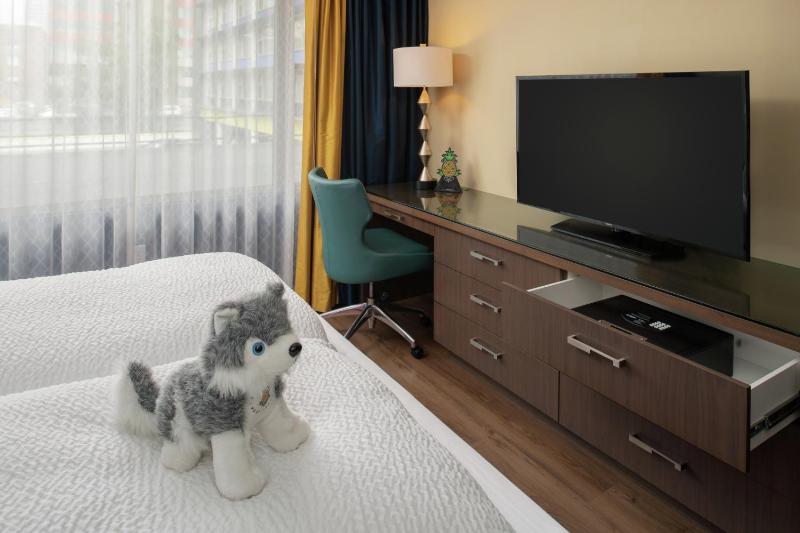 Staypineapple at Hotel Rose in Downtown Portland - image 5