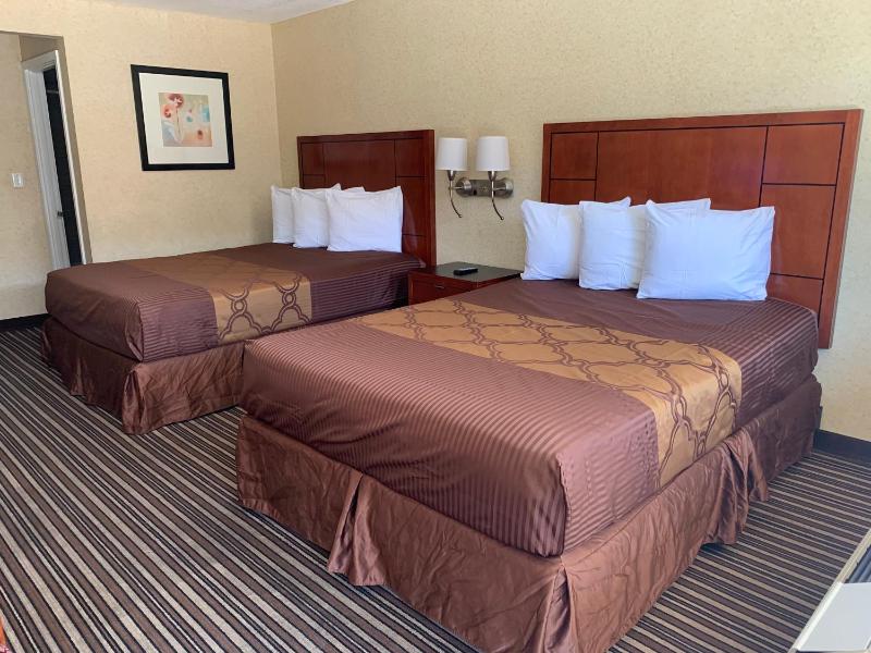 Queen Room with Two Queen Beds - Non-Smoking image 3