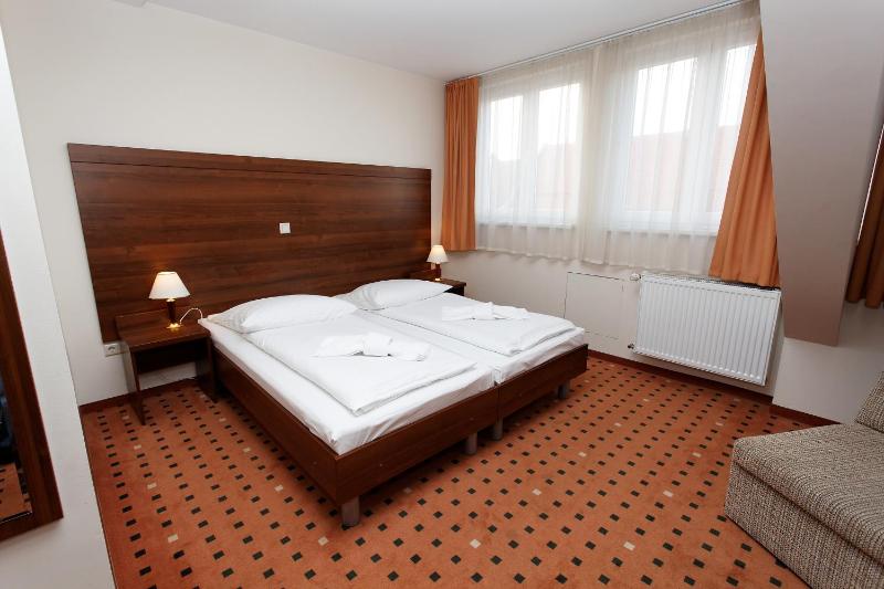 Double or Twin Room image 3