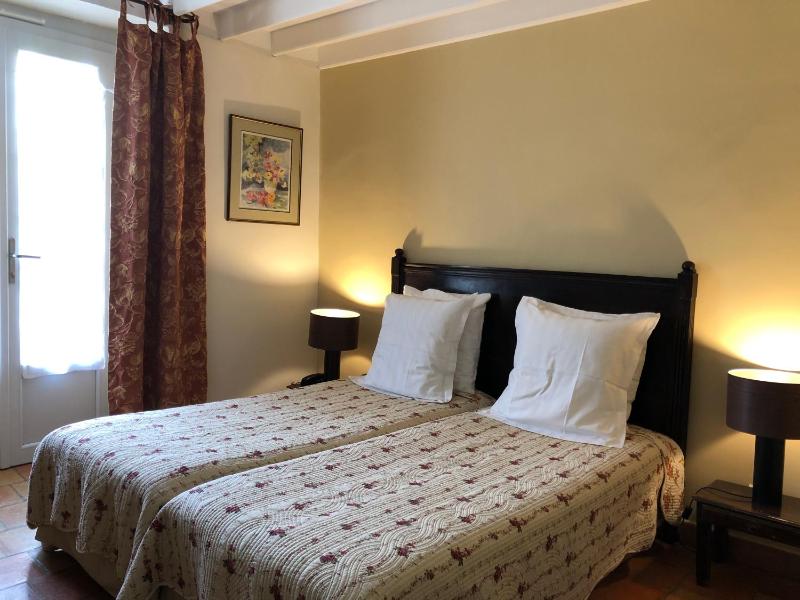 Standard Twin Room image 1
