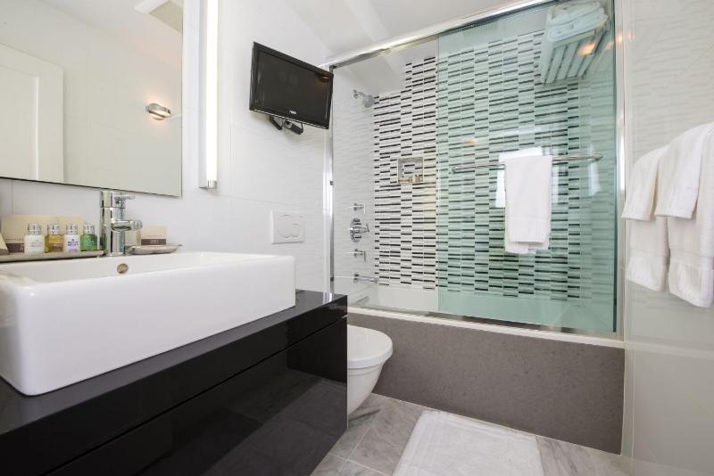Deluxe Double Room with Sea View and Spa Bath image 3