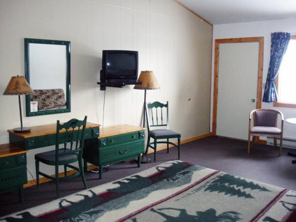 Queen Room with Two Queen Beds image 4