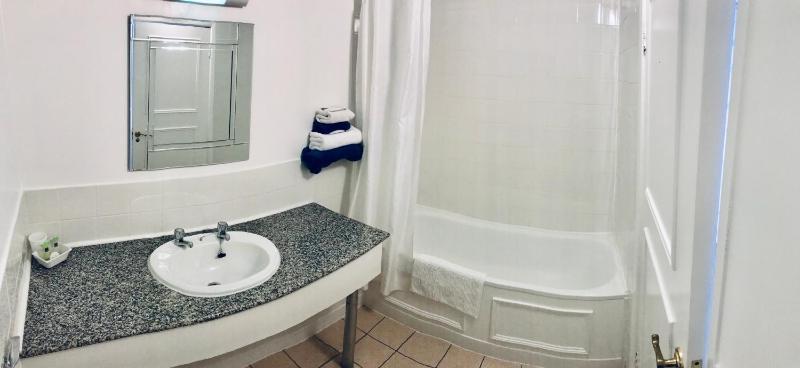 Twin Room image 4