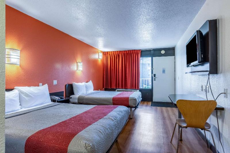 Deluxe Queen Room with Two Queen Beds - Non-Smoking image 2