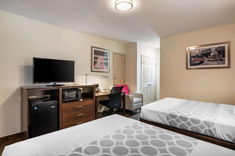 Downtown Hollywood Gardens Inn & Suites - image 17