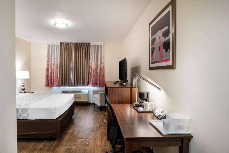 Downtown Hollywood Gardens Inn & Suites - image 40