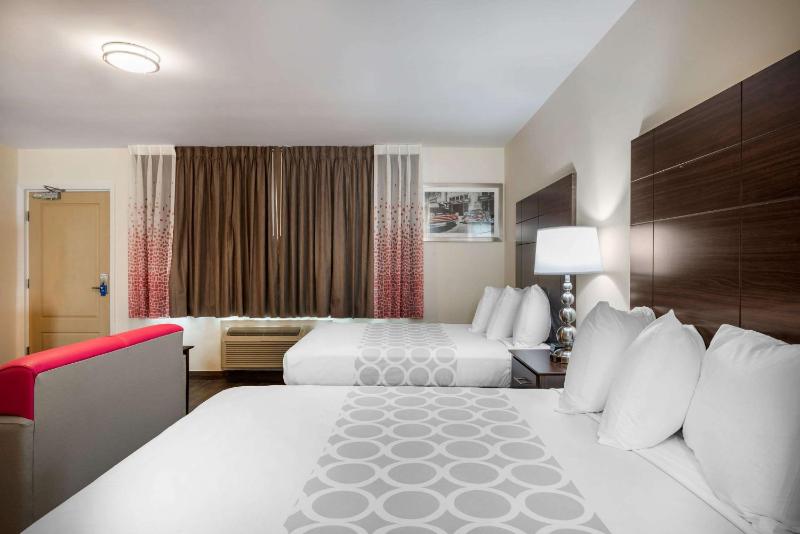 Downtown Hollywood Gardens Inn & Suites - image 29