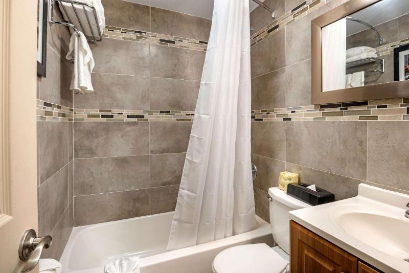 Downtown Hollywood Gardens Inn & Suites - image 38