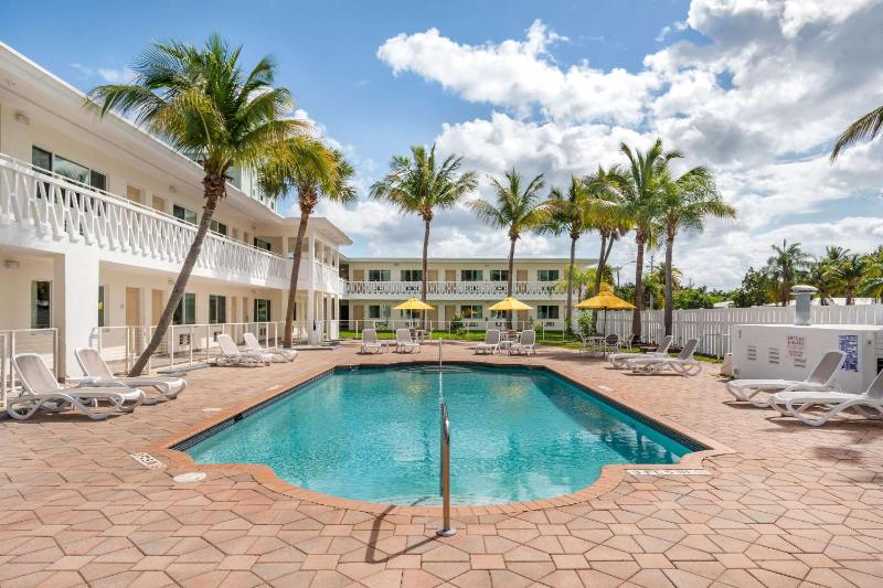 Downtown Hollywood Gardens Inn & Suites - image 1