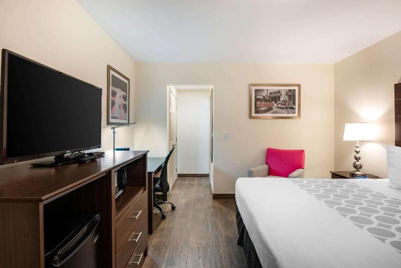 Downtown Hollywood Gardens Inn & Suites - image 39