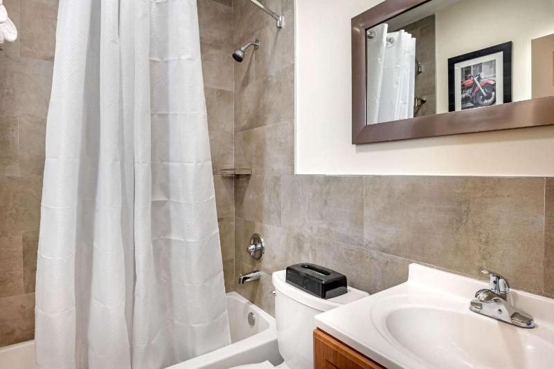 Downtown Hollywood Gardens Inn & Suites - image 32