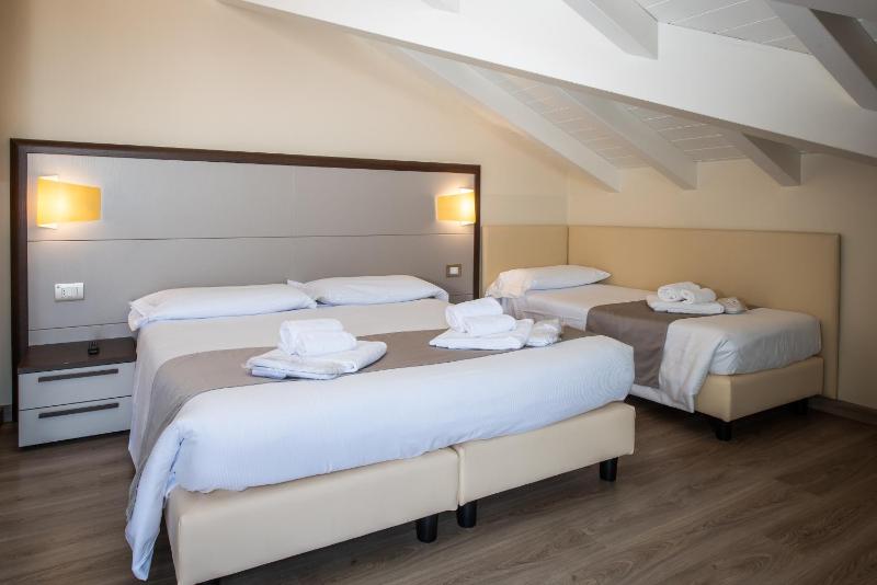 Deluxe Triple Room image 4