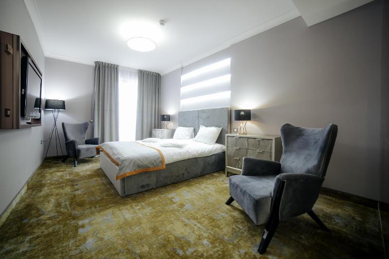 Deluxe One-Bedroom Apartment image 2