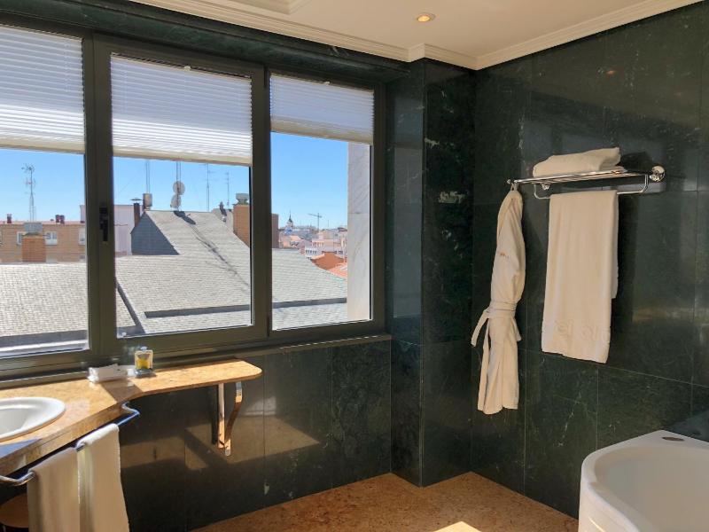 Deluxe Suite image 3