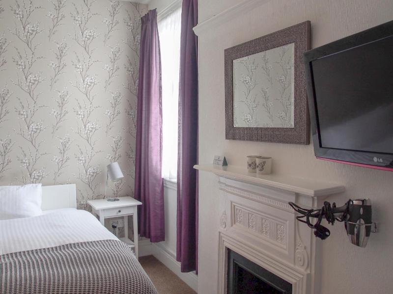 Double Room image 4