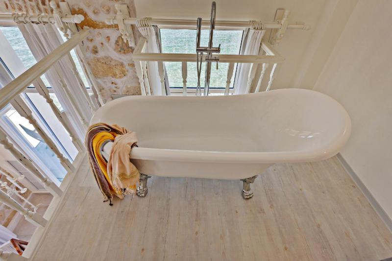 Suite with Sea View - Split Level image 4