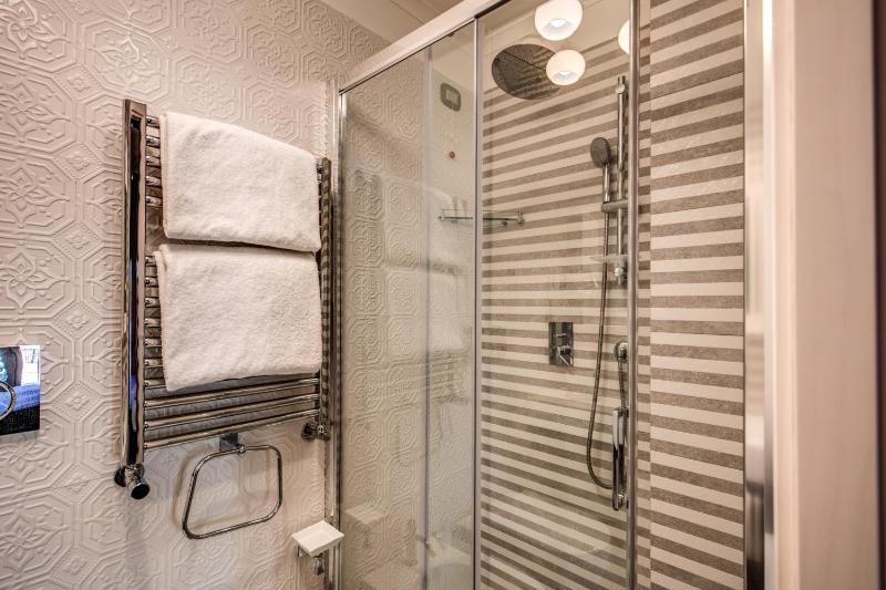 Double or Twin Room with City View image 4