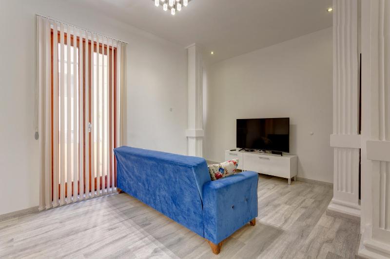Stylish 2 Bedroom Apartment in an Amazing Location - image 12