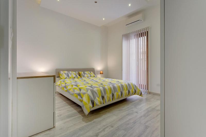 Stylish 2 Bedroom Apartment in an Amazing Location - image 11