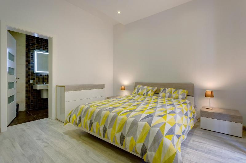 Stylish 2 Bedroom Apartment in an Amazing Location - image 14