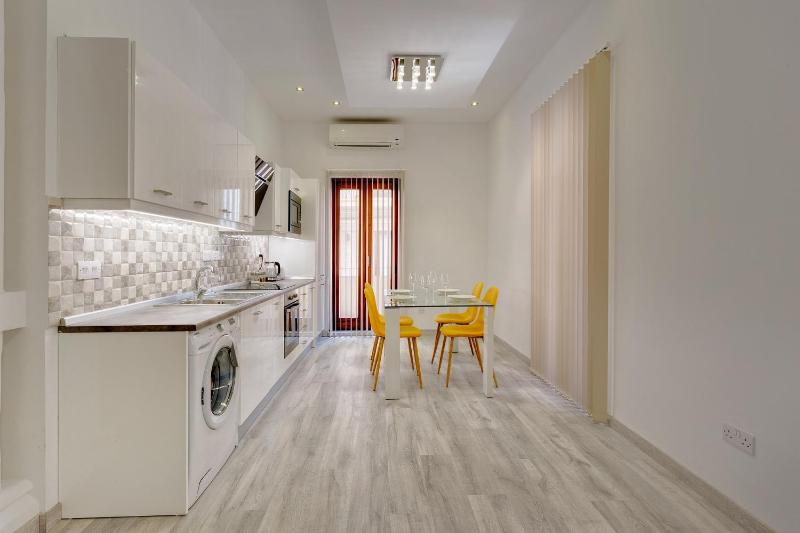 Stylish 2 Bedroom Apartment in an Amazing Location - image 9
