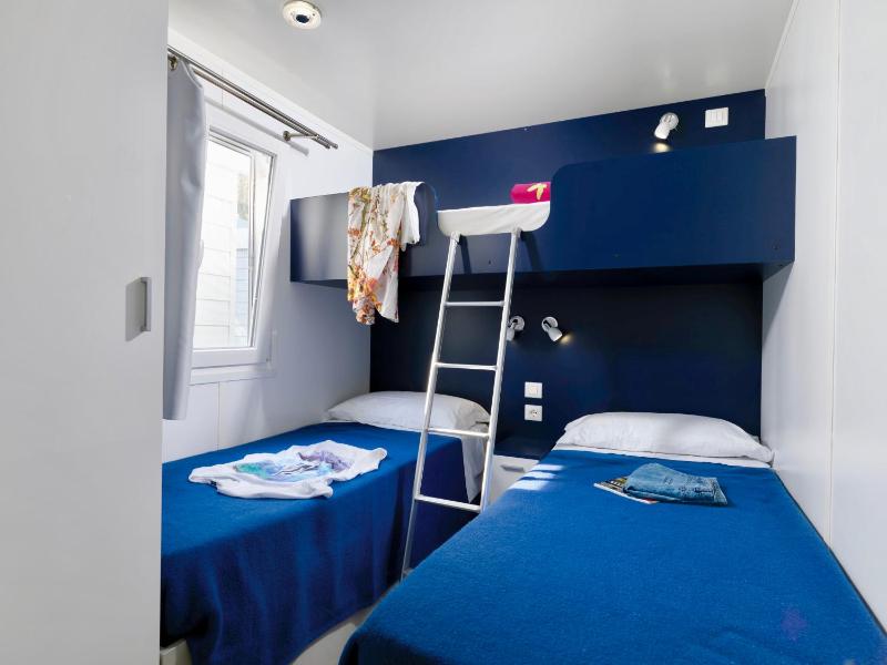 Premium Three-Bedroom Mobile Home - Pool Side image 4