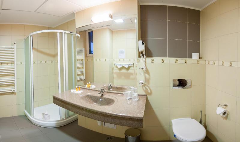 Economy Double or Twin Room without Balcony image 3