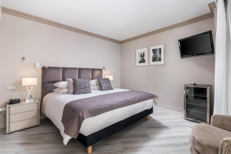 Deluxe Double Room image 3