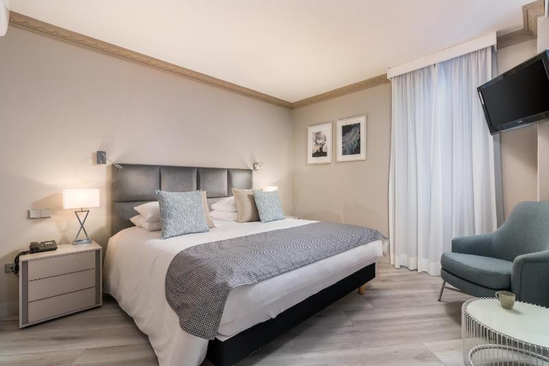 Deluxe Double Room image 2