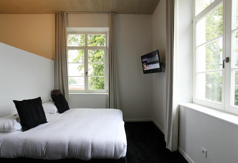 Standard Double Room image 3