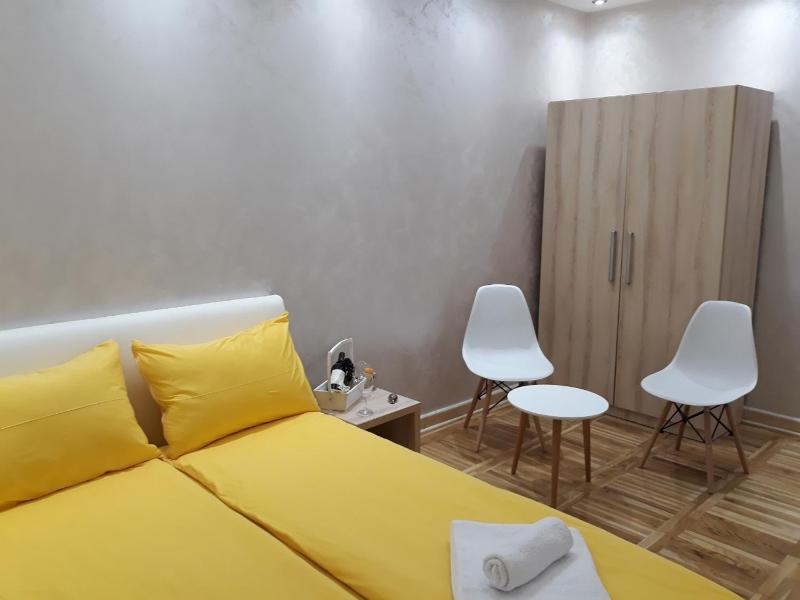 Sweet Yellow Apartment - image 3