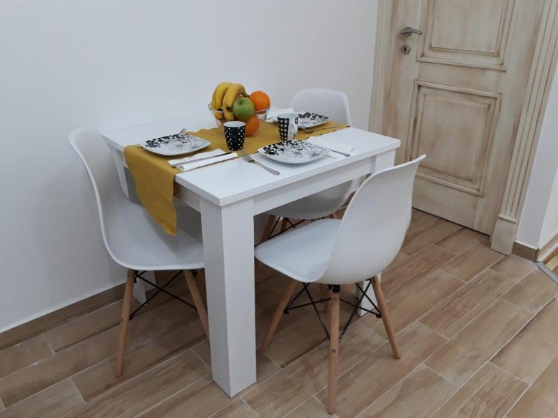 Sweet Yellow Apartment - image 8