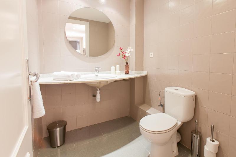 Deluxe Five-Bedroom Apartment - Ronda Universitat 17 image 2