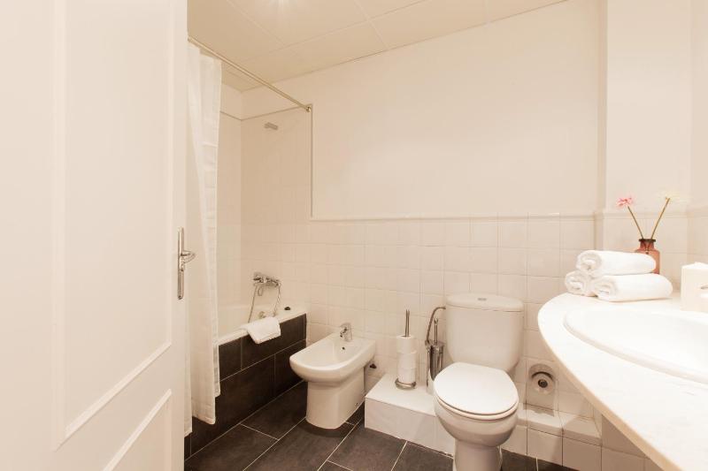 Deluxe Five-Bedroom Apartment - Ronda Universitat 17 image 3