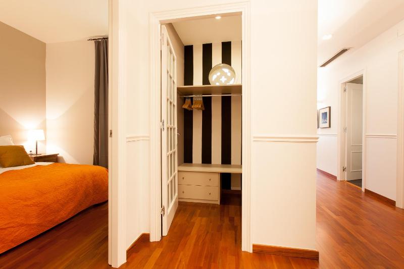 Deluxe Four-Bedroom Apartment - Ronda Universitat 17 image 2